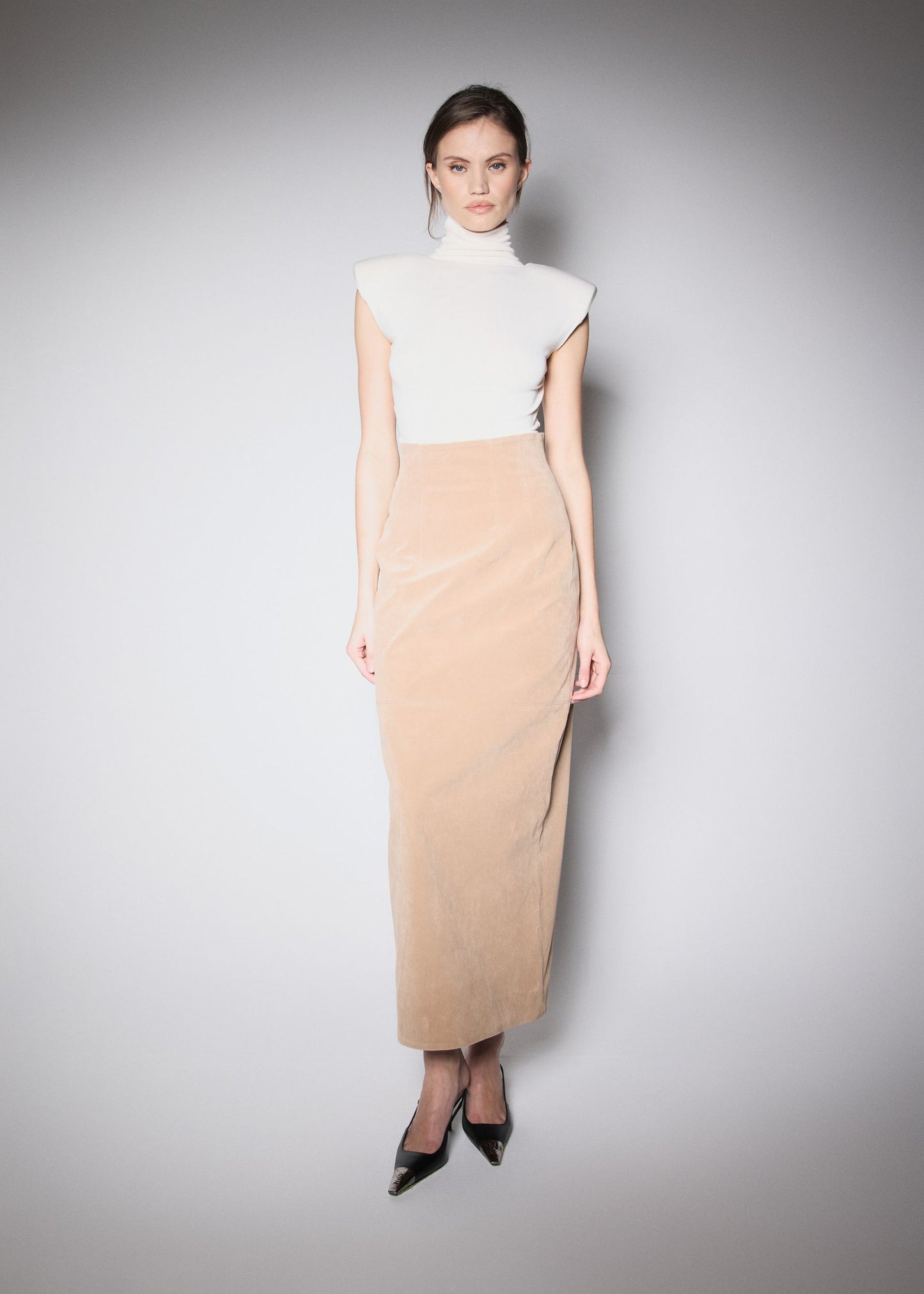 90’S MIDI SKIRT. BEIGE VEGAN SUIDE