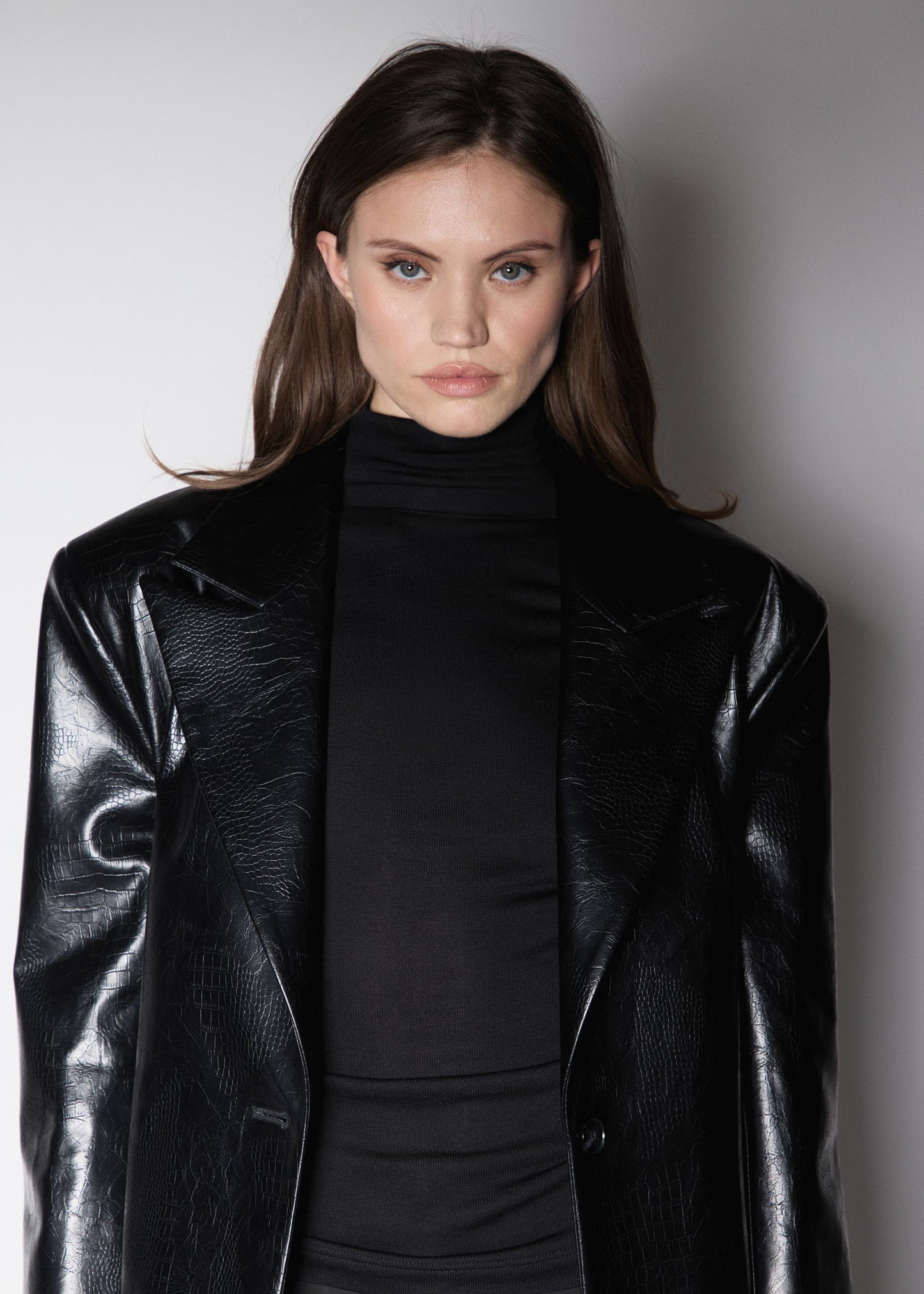 KENNEDY TRENCH. BLACK PREMIUM VEGAN CROCO LEATHER