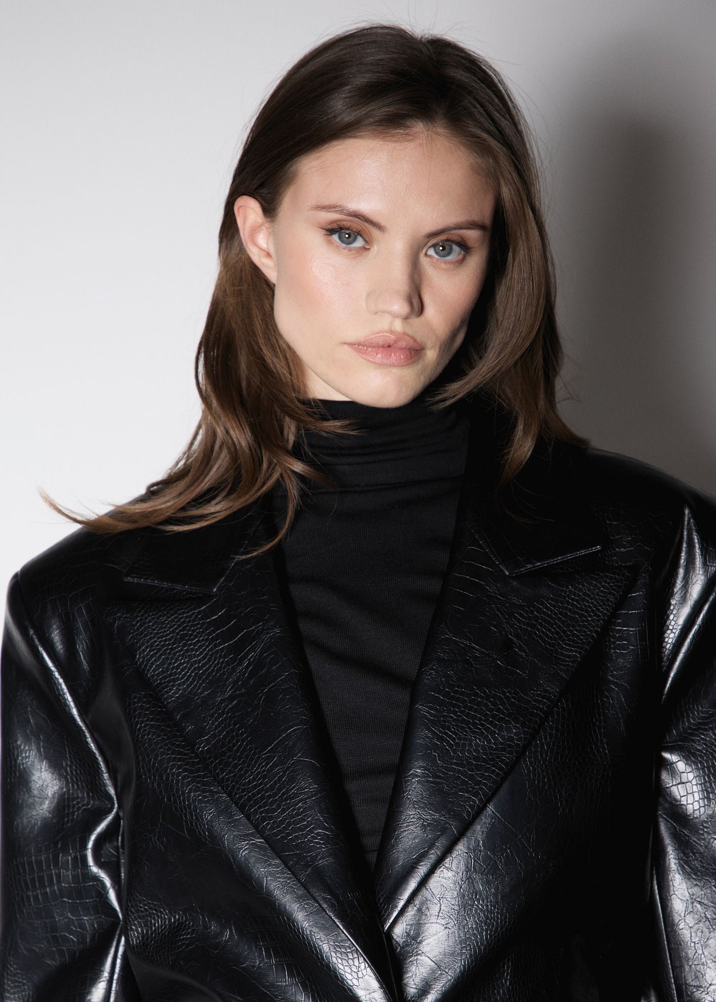 KENNEDY TRENCH. BLACK PREMIUM VEGAN CROCO LEATHER