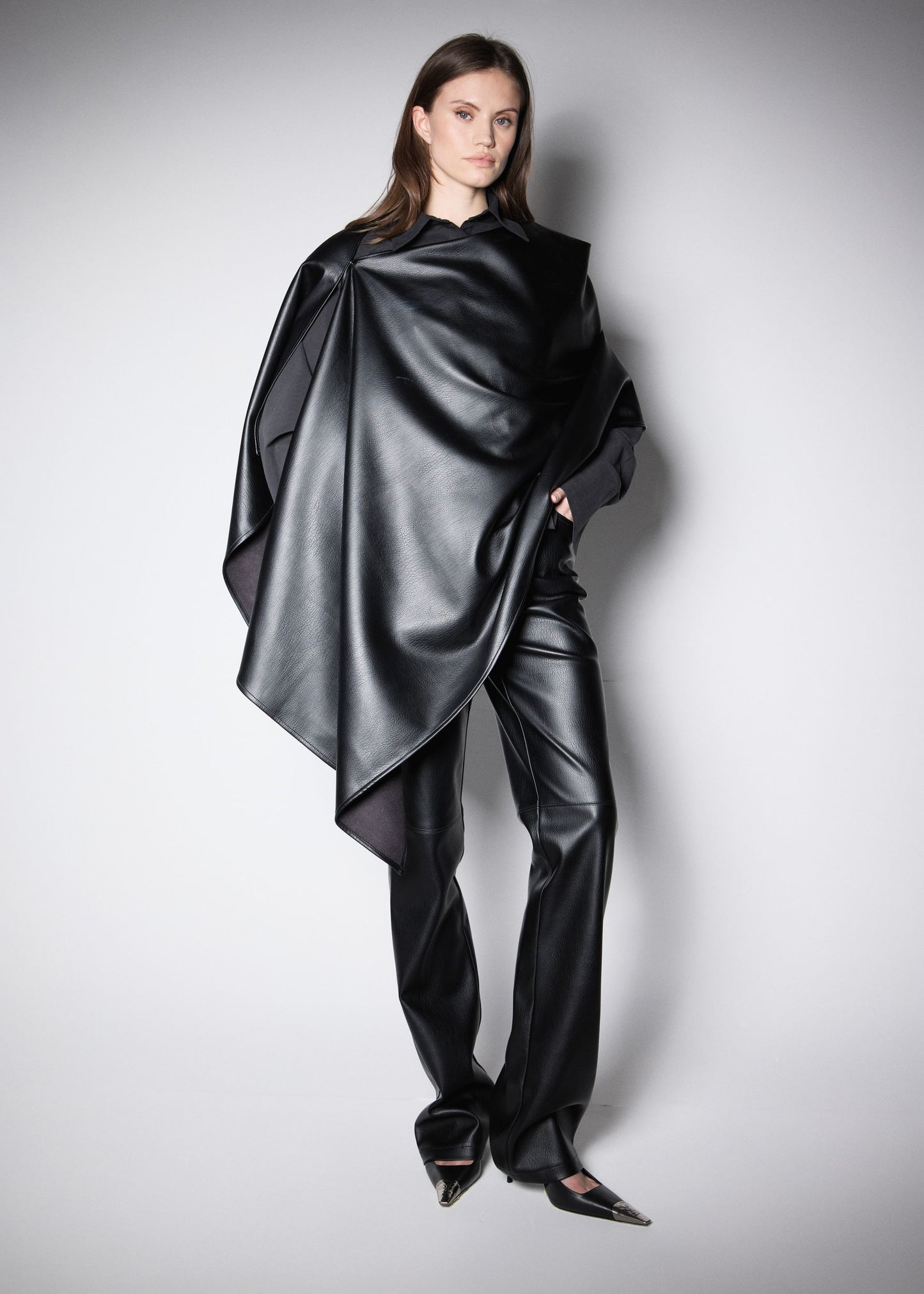 BASQUE. BLACK PREMIUM VEGAN LEATHER